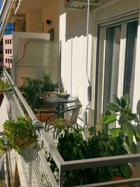Athenshub - Across Metro Station Apartment ภายนอก รูปภาพ